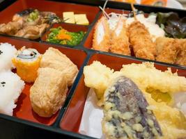 bento box con sushi foto