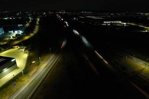 vista aerea notturna delle autostrade britanniche con strade e traffico illuminati. riprese di autostrade riprese con la fotocamera del drone su Milton Keynes e sulle autostrade dell'Inghilterra in una notte buia foto