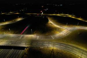 vista aerea notturna delle autostrade britanniche con strade e traffico illuminati. riprese di autostrade riprese con la fotocamera del drone su Milton Keynes e sulle autostrade dell'Inghilterra in una notte buia foto