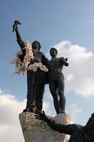 beirut, Libano, 2018 - il statua di il martiri era creato di Marino mazzacurati. il restauro intenzionalmente conservato il votazione di guerra danno foto