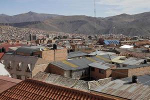 vista su potosi, bolivia, con le montagne sullo sfondo foto