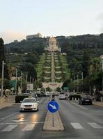 haifa, Israele, 2019 - macchine siamo guida su il lungo strada quale conduce su per il a cascata giardini di haifa, Israele foto