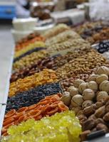frutta secca al famoso bazar verde di almaty, in kazakistan foto