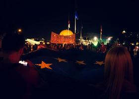 tbilisi, Georgia, 2022 - persone hold Unione Europea bandiera su maggiore eu-pro rally evento. migliaia di persone su tranquillo, calmo dimostrazione evento. pro-europa rally evento nel capitale città Georgia professionista foto
