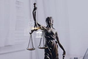 concetto di giustizia e diritto. giudice maschio in un'aula di tribunale su tavolo di legno e consigliere o avvocato maschio che lavora in ufficio. diritto legale, consulenza e concetto di giustizia. foto