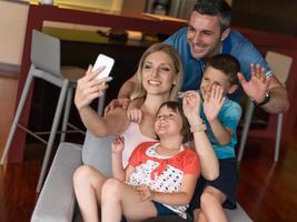 famiglia avendo divertimento a casa foto