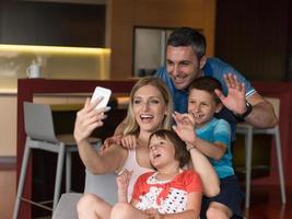 famiglia avendo divertimento a casa foto