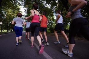 gruppo di persone che fa jogging foto