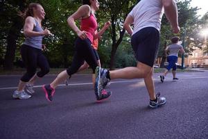 gruppo di persone che fa jogging foto