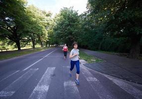 gruppo di persone che fa jogging foto