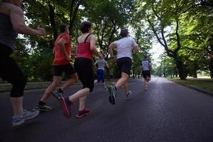 gruppo di persone che fa jogging foto