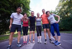 gruppo di persone che fa jogging foto