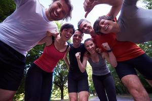 il gruppo di persone che fa jogging si diverte foto