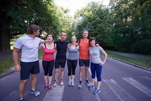 gruppo di persone che fa jogging foto