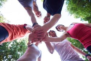 il gruppo di persone che fa jogging si diverte foto