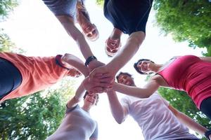 il gruppo di persone che fa jogging si diverte foto