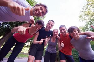 il gruppo di persone che fa jogging si diverte foto