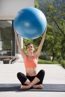 donna fare esercizio con pilates palla foto