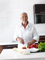 uomo cucinando a casa preparazione insalata nel cucina foto