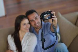 coppia giocando con digitale telecamera a casa foto