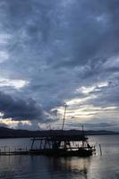 silhouette di un' tradizionale pesca capanna di il lago foto