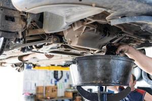 drenante vecchio motore olio a partire dal auto nel auto laboratorio foto