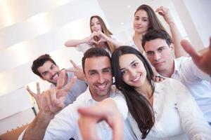 gruppo di amici assunzione autoscatto foto