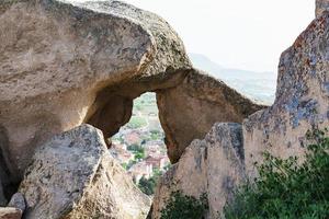 vecchio massi al di sopra di Uchisat villaggio nel Cappadocia foto