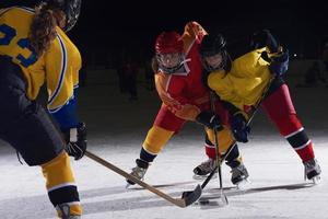 adolescente ghiaccio hockey sport Giocatori nel azione foto