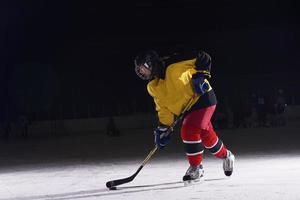 adolescente ghiaccio hockey giocatore nel azione foto