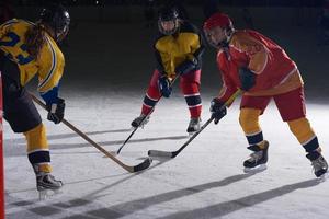 adolescente ghiaccio hockey sport Giocatori nel azione foto