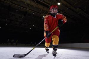 adolescente ghiaccio hockey giocatore nel azione foto