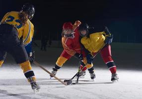 adolescente ghiaccio hockey sport Giocatori nel azione foto