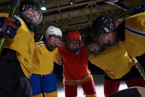 adolescente ragazze ghiaccio hockey sport Giocatori foto