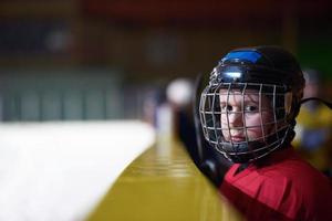 bambini ghiaccio hockey Giocatori su panchina foto