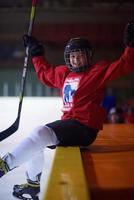 bambini ghiaccio hockey Giocatori su panchina foto