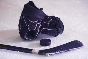 hockey bastone e disco su ghiaccio foto
