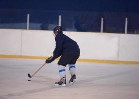 ghiaccio hockey giocatore nel azione foto