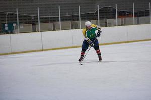 ghiaccio hockey giocatore nel azione foto