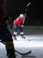 ghiaccio hockey giocatore nel azione foto