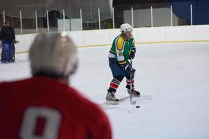 ghiaccio hockey giocatore nel azione foto