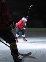 ghiaccio hockey giocatore nel azione foto