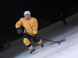 ghiaccio hockey giocatore nel azione foto