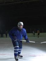 ghiaccio hockey giocatore nel azione foto