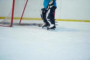 ghiaccio hockey giocatore nel azione foto