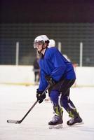 ghiaccio hockey giocatore nel azione foto