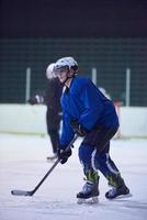 ghiaccio hockey giocatore nel azione foto