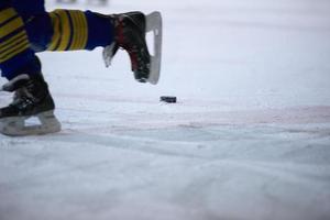 ghiaccio hockey giocatore nel azione foto