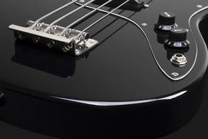 nero basso chitarra su nero sfondo foto