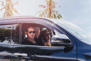 tre migliore amici godendo in viaggio nel il auto su un' strada viaggio. foto